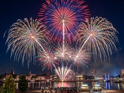 fireworks-574739_1280